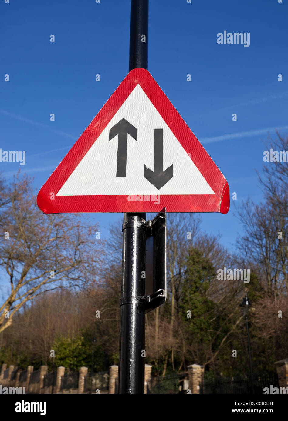 Zwei-Wege-aufrechte Verkehrszeichen, Warnung Dreieck, England, UK Stockfoto
