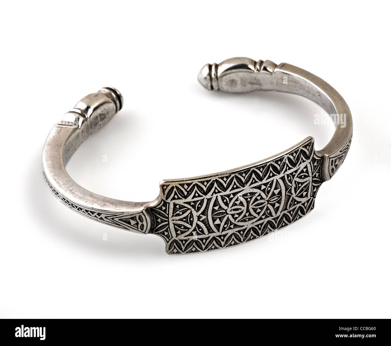 eine reich verzierte Silber Armband auf weißem Hintergrund Stockfoto