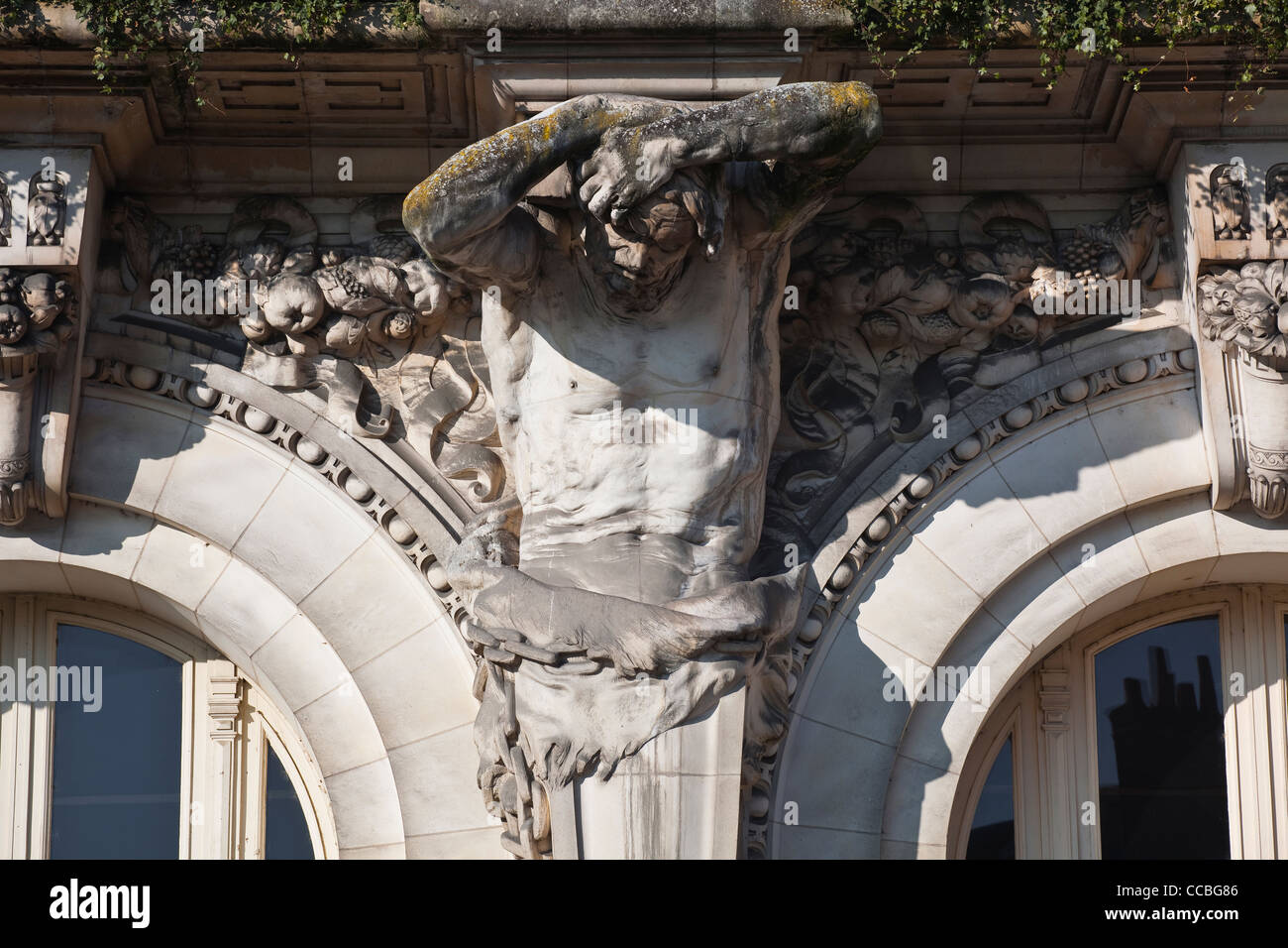 Eines der vier Atlantes auf dem Hôtel de Ville oder Rathaus, Tours, Frankreich. Stockfoto