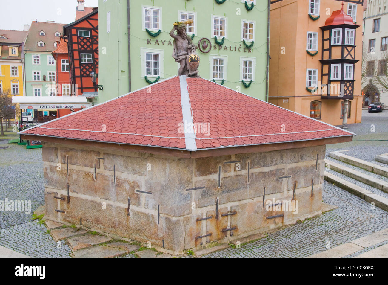 Brunnen des Wilden Mannes am Namesti Krale Jiriho Z Podebrad square Altstadt Cheb (Eger) Westeuropa Böhmen Tschechien Stockfoto