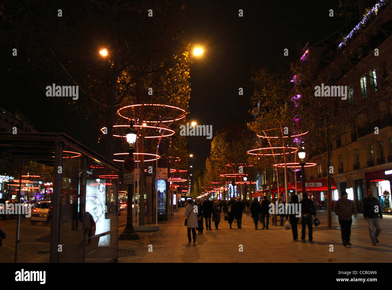 Weihnachts-Dekorationen bei Nacht, Champs Elysees Avenue, Paris, Frankreich Stockfoto