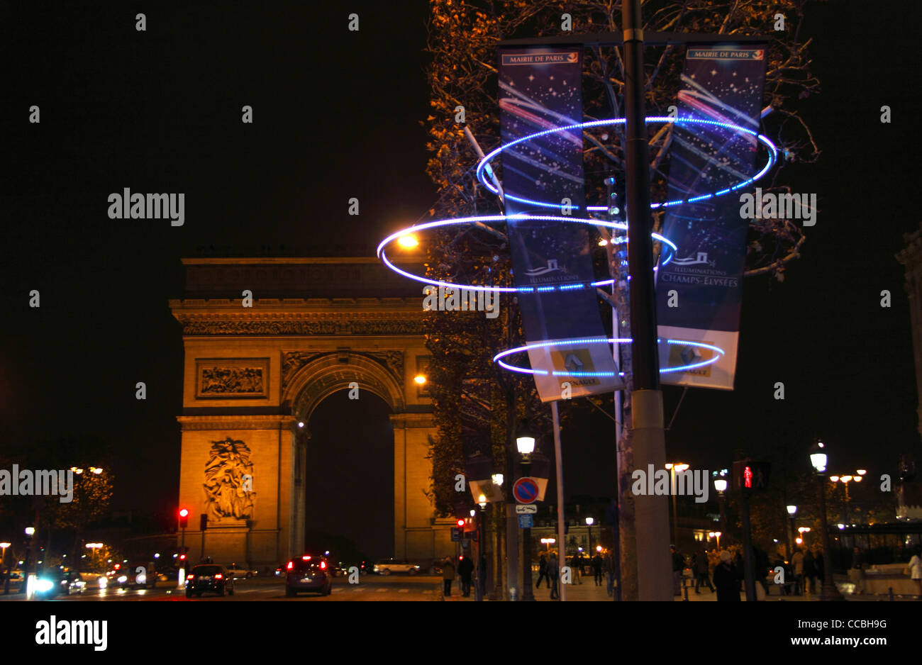 Weihnachts-Dekorationen bei Nacht, Champs Elysees Avenue, Paris, Frankreich Stockfoto