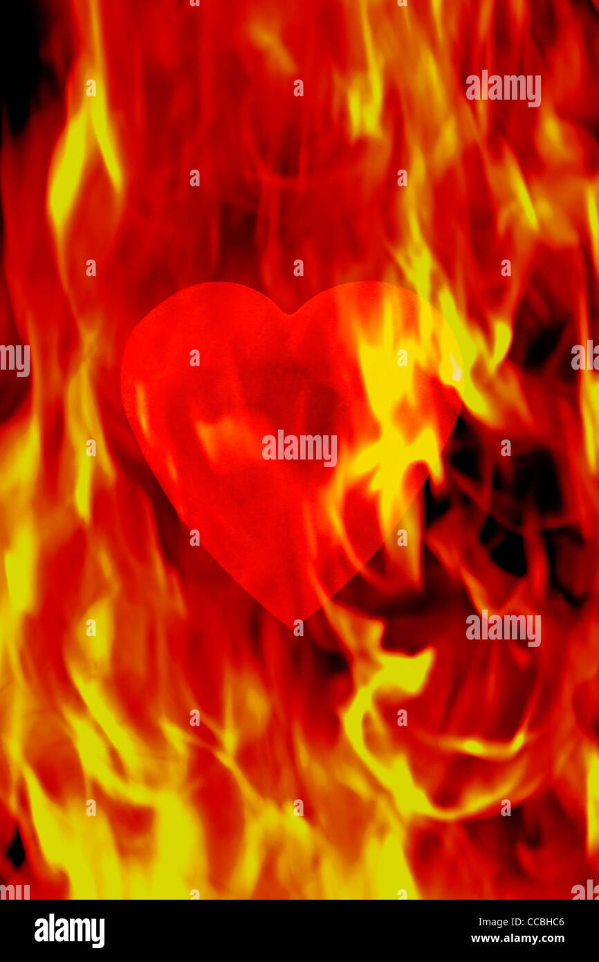 Rote Valentine Herz brennt von Flammen verschlungen Stockfoto