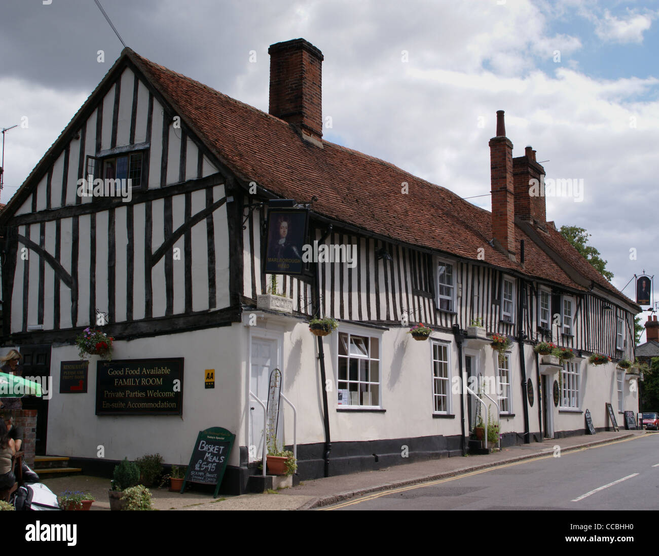 Marlborough Kopf, mittelalterliche weiß getünchten Fachwerk Pub, Dedham, Essex, England Stockfoto