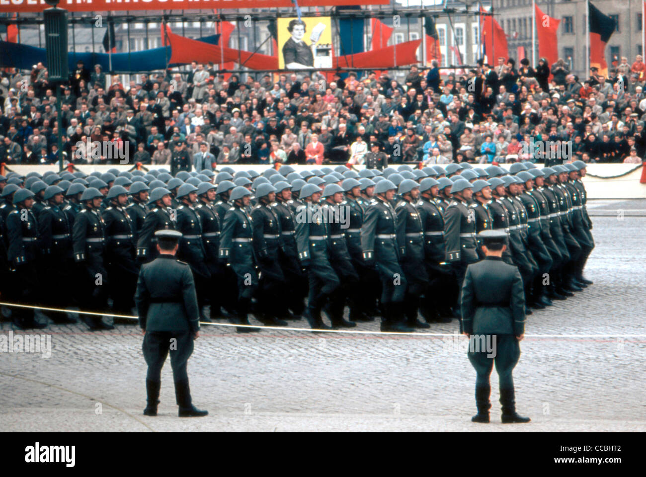 Militärparade der nationalen Volksarmee Armee NVA der DDR 1960 in Ost-Berlin. Stockfoto