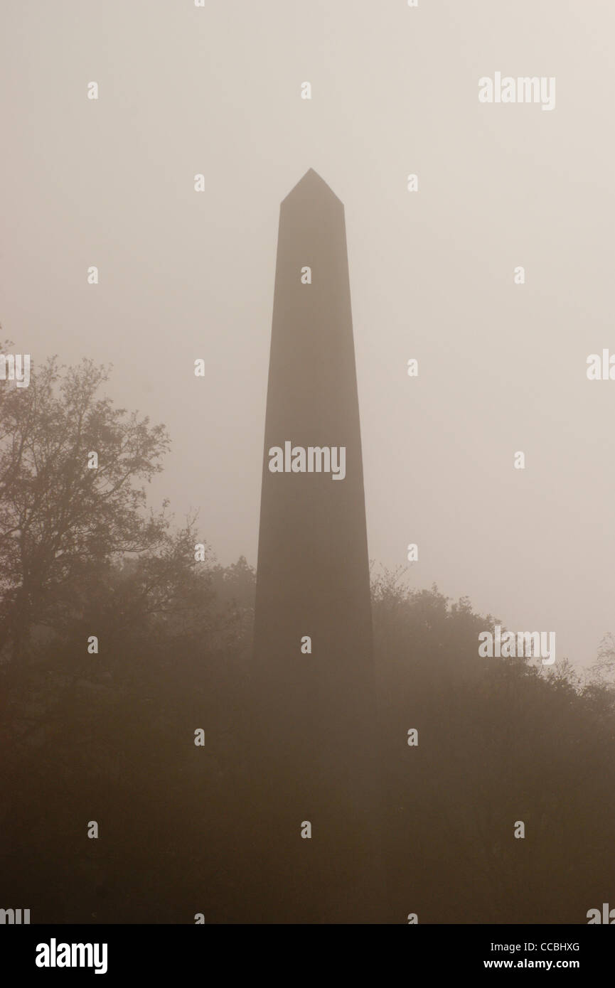 Obelisk in Trent Park, im Nebel, London Borough of Enfield, Middlesex, London, England Stockfoto