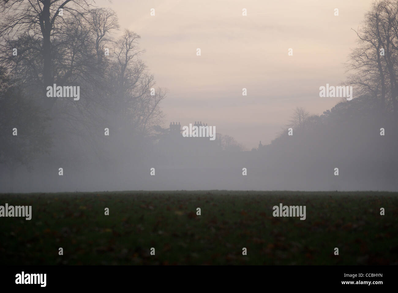 Jakobinischen Villa vierzig Hall in Abend Nebel, London Borough of Enfield, Middlesex, London, England, über nebligen Felder gesehen Stockfoto