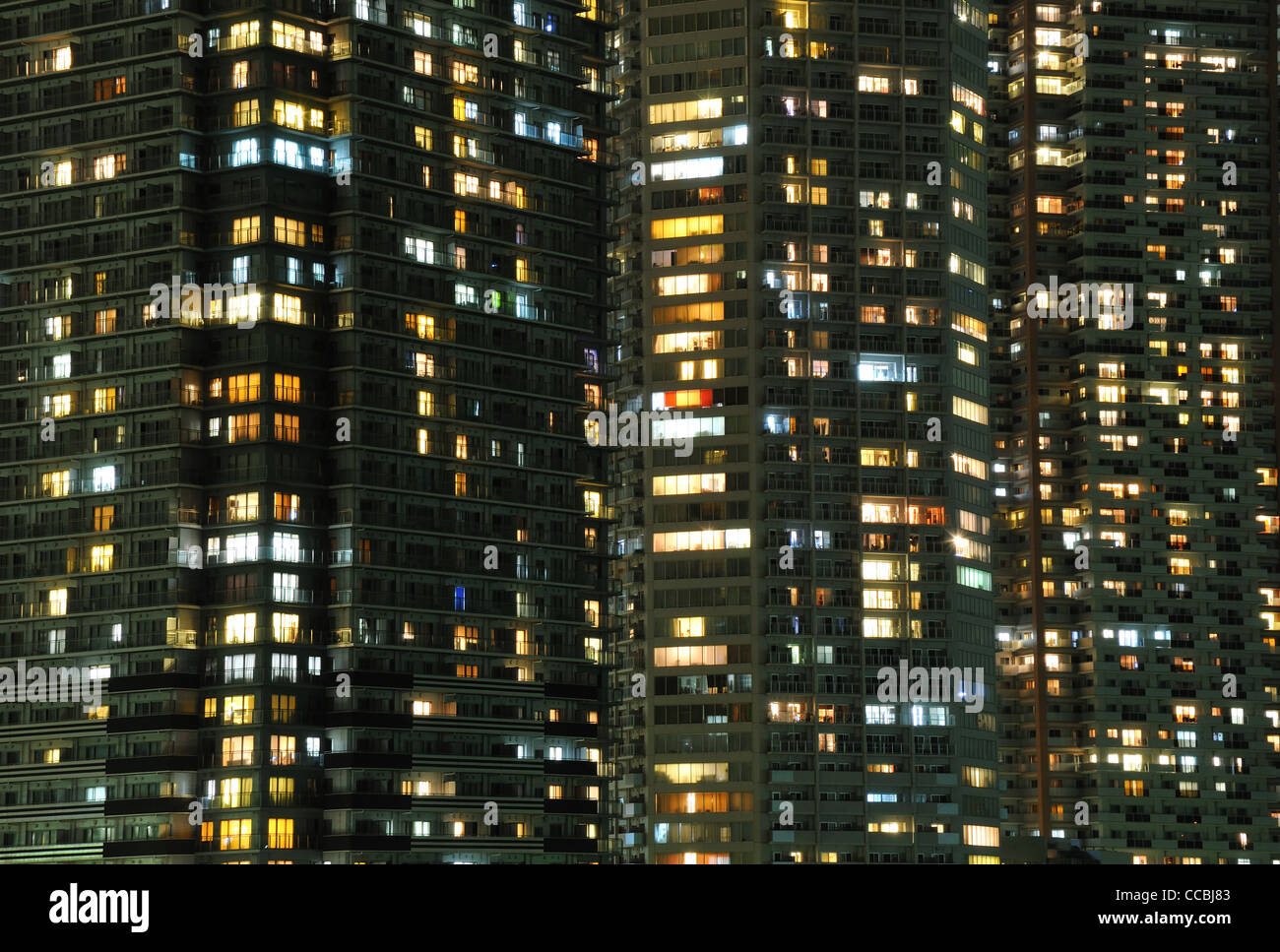 hochdetaillierte Nacht Windows Muster der modernen Metropole, Tokyo, Japan Stockfoto