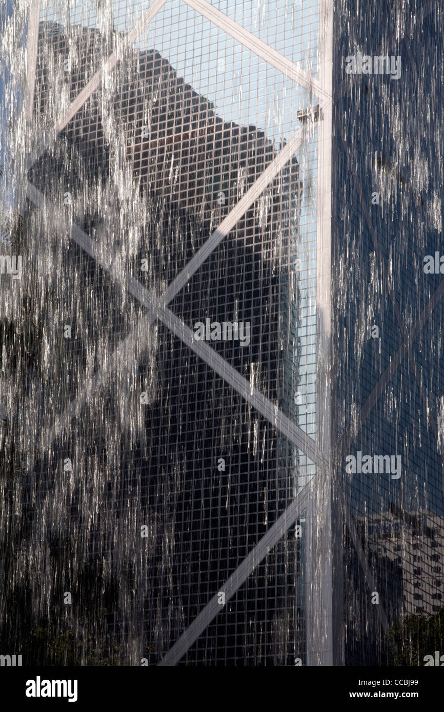 Bank of China Tower Gebäude gesehen durch den Wasserfall im Hong Kong Park SAR China Stockfoto