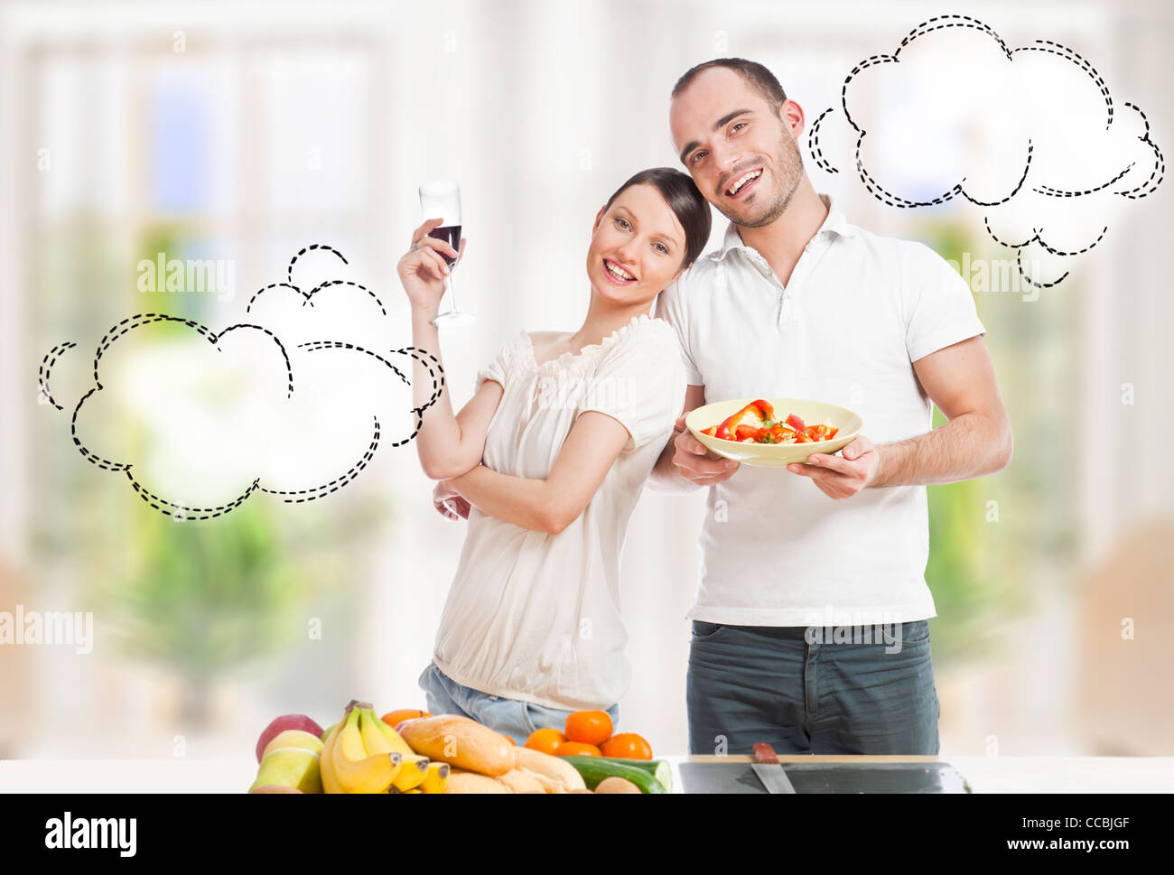 Schöne romantische Paar in Casuals Goodtime in Küche bei der Zubereitung von Speisen und trinken Rotwein genießen Stockfoto