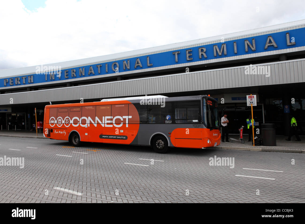Die Perth verbinden Shuttlebus-Service im internationalen Terminal des Flughafen Perth, Australien. Stockfoto