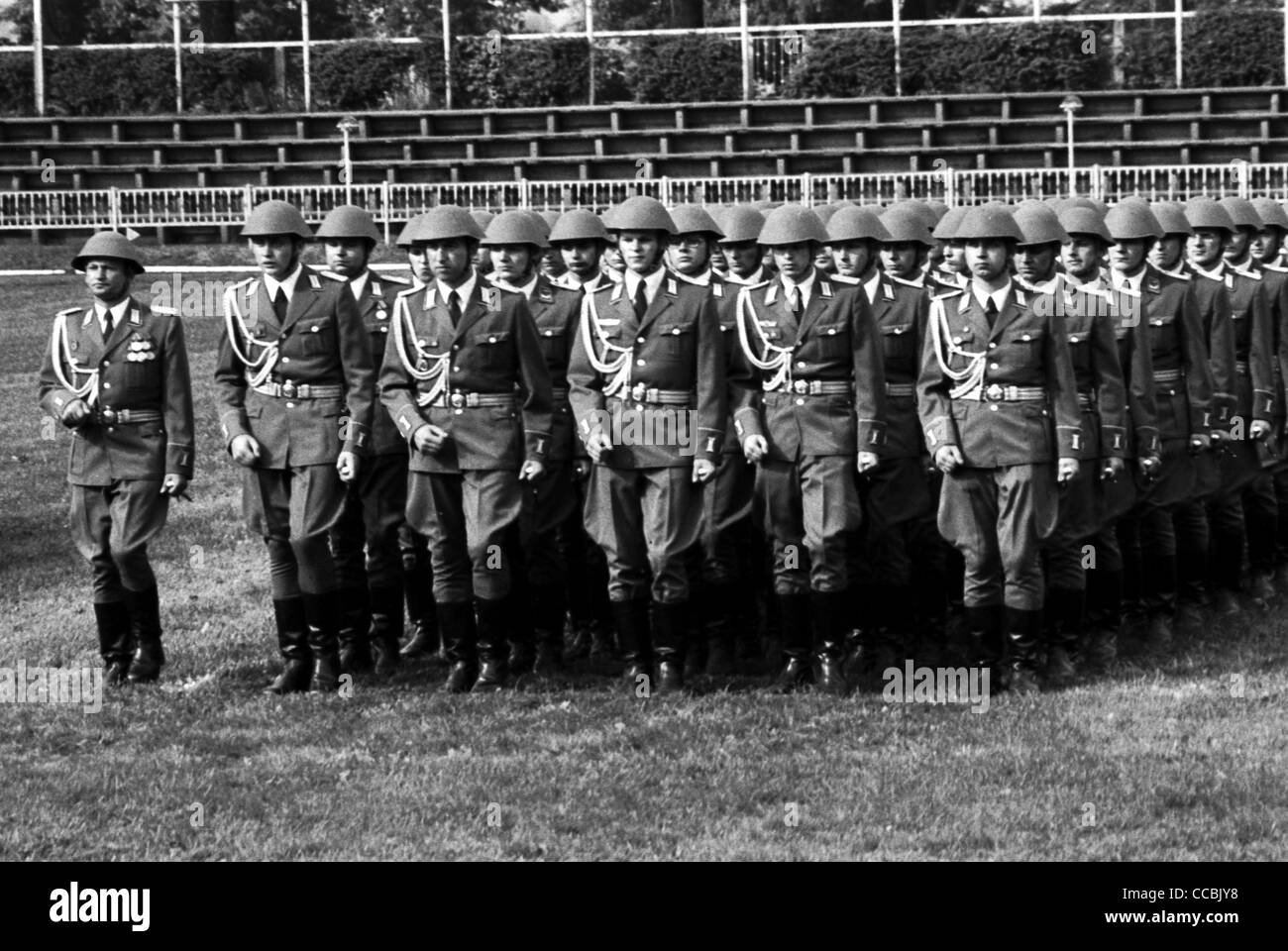 Militärische Zeremonie für Alumni der Offiziere Highschool der nationalen Volksarmee Armee NVA der DDR. Stockfoto