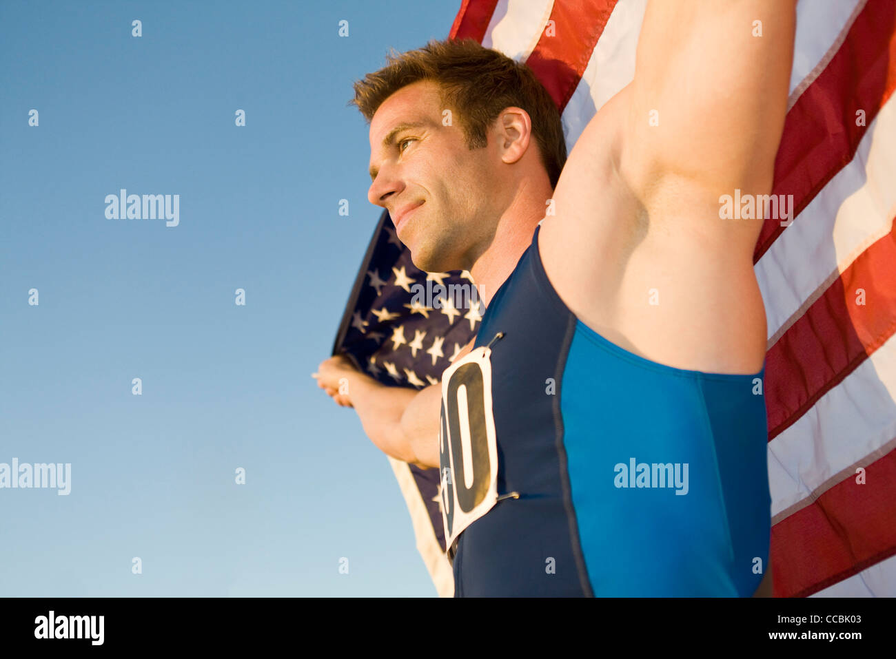 Sportler, die amerikanische Flagge, niedrigen Winkel Ansicht Stockfoto