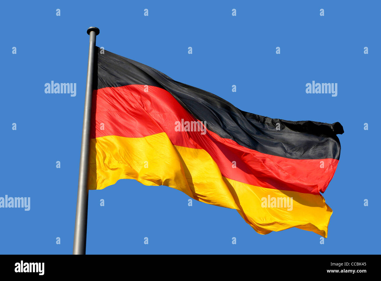 Deutschen Nationalflagge vor blauem Himmel in Berlin. Stockfoto