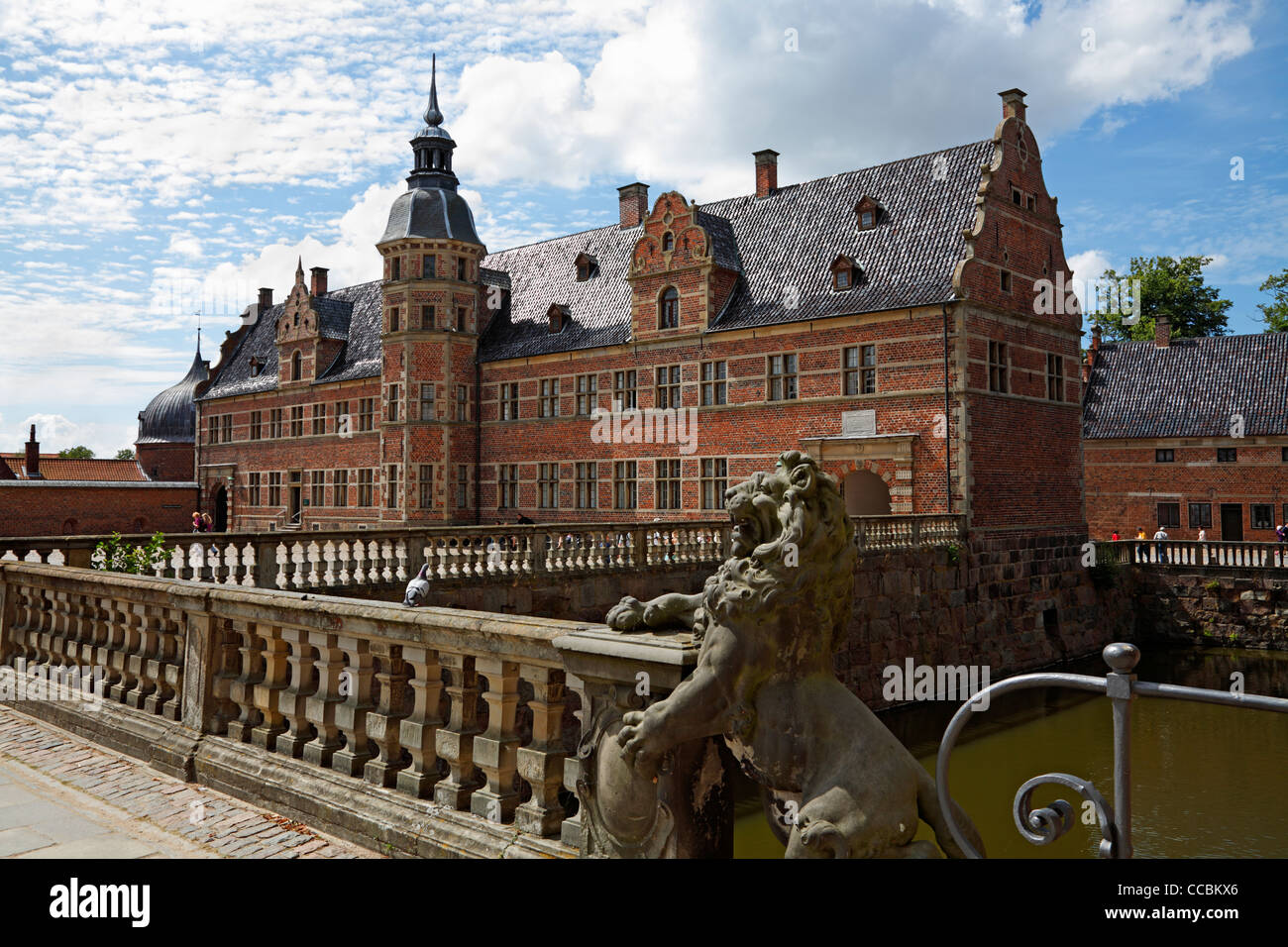 Das Schloss Frederiksborg im niederländischen Renaissance-Stil und die Brücke über den Wassergraben in Hillerød, Nordsealand, Dänemark Stockfoto