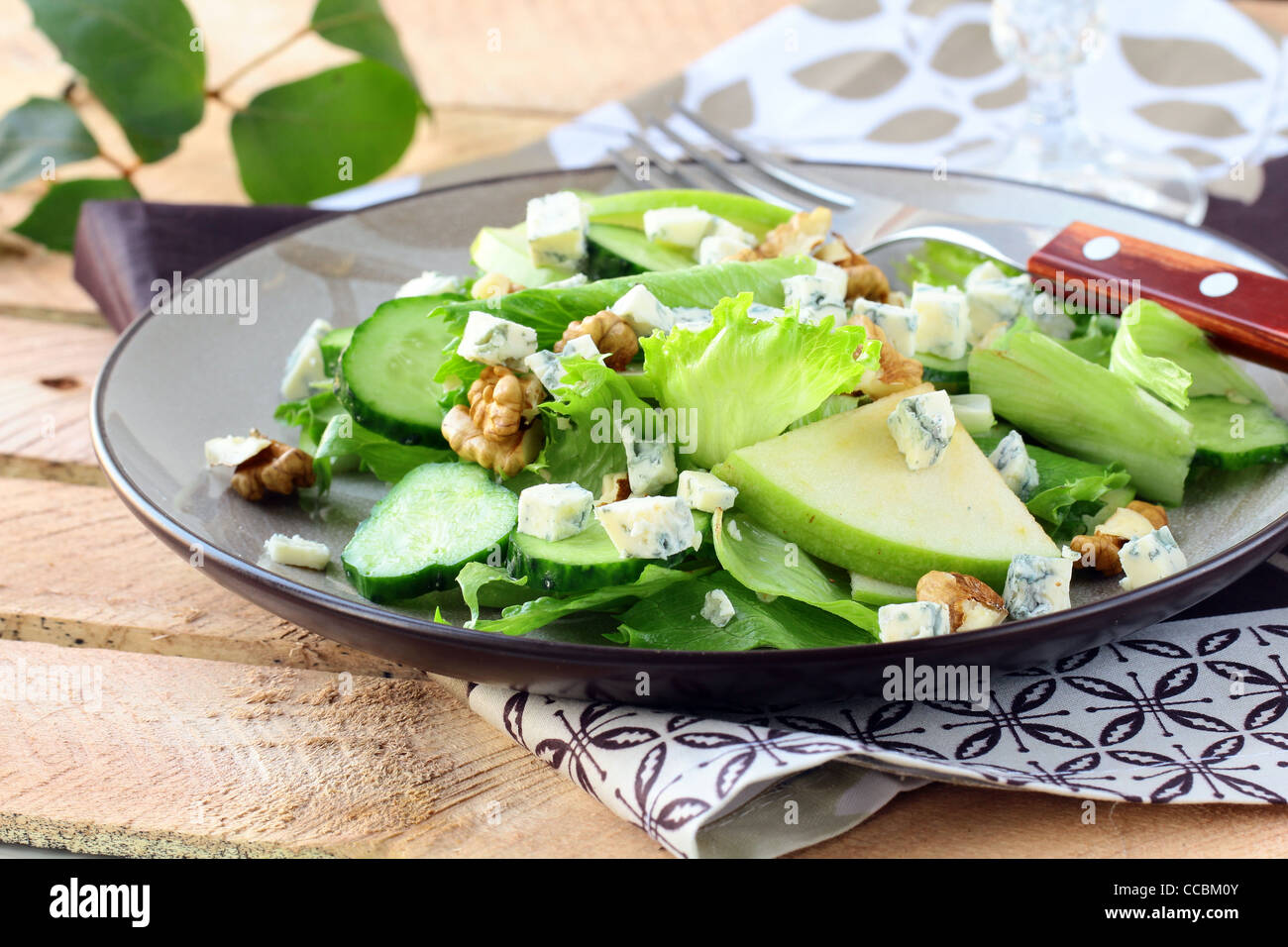 Salat mit Apfel, Käse und Walnüssen Stockfoto