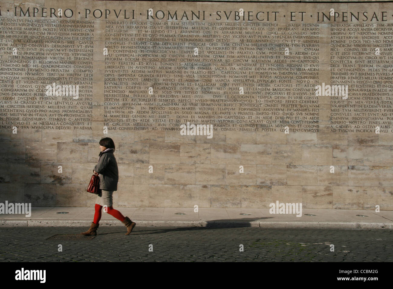 Menschen durch die lateinische Inschrift auf der Ara Pacis Denkmal in Rom Stockfoto