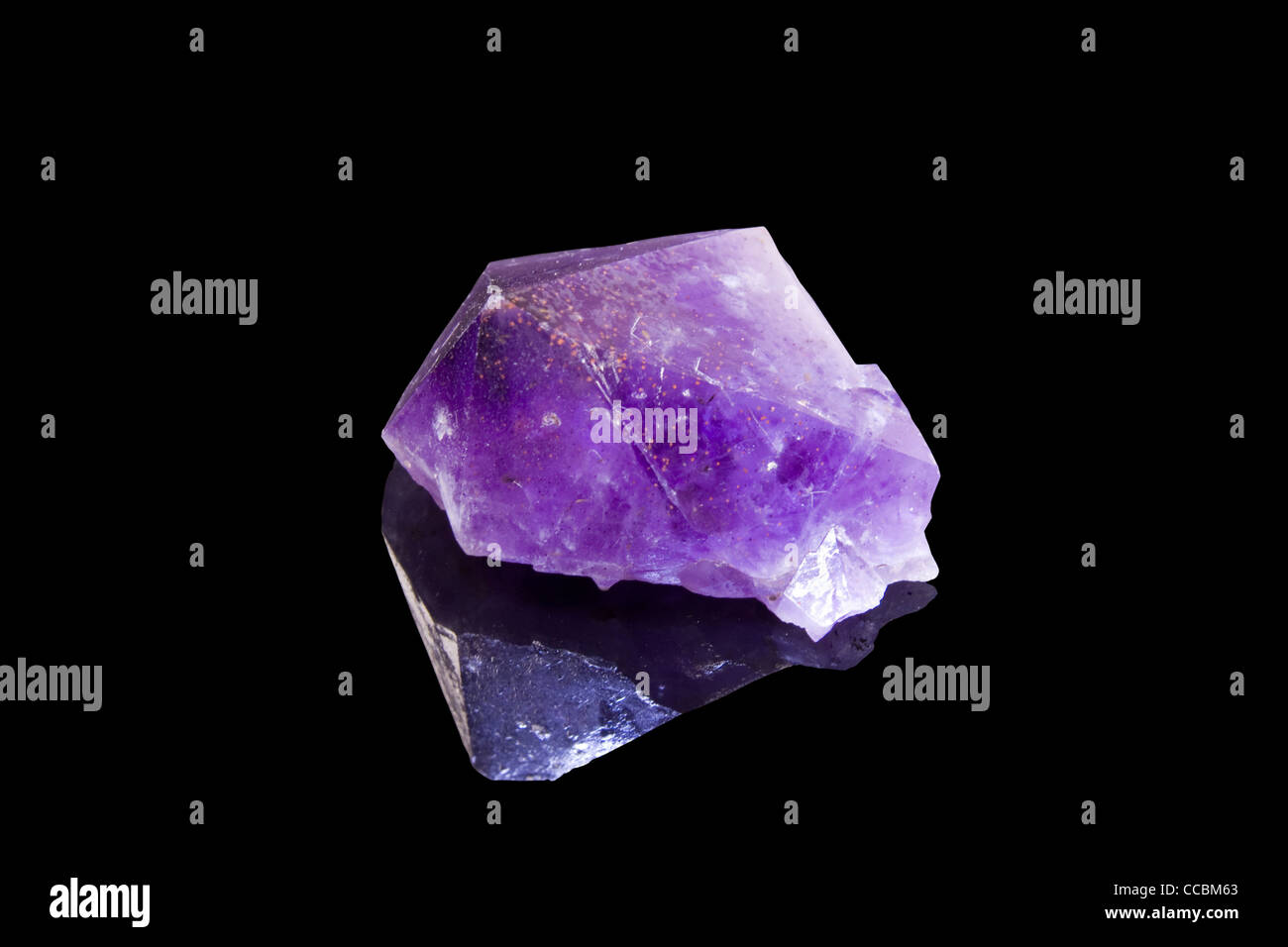 Amethyst Kristall mit Reflexion über einen schwarzen Hintergrund Stockfoto