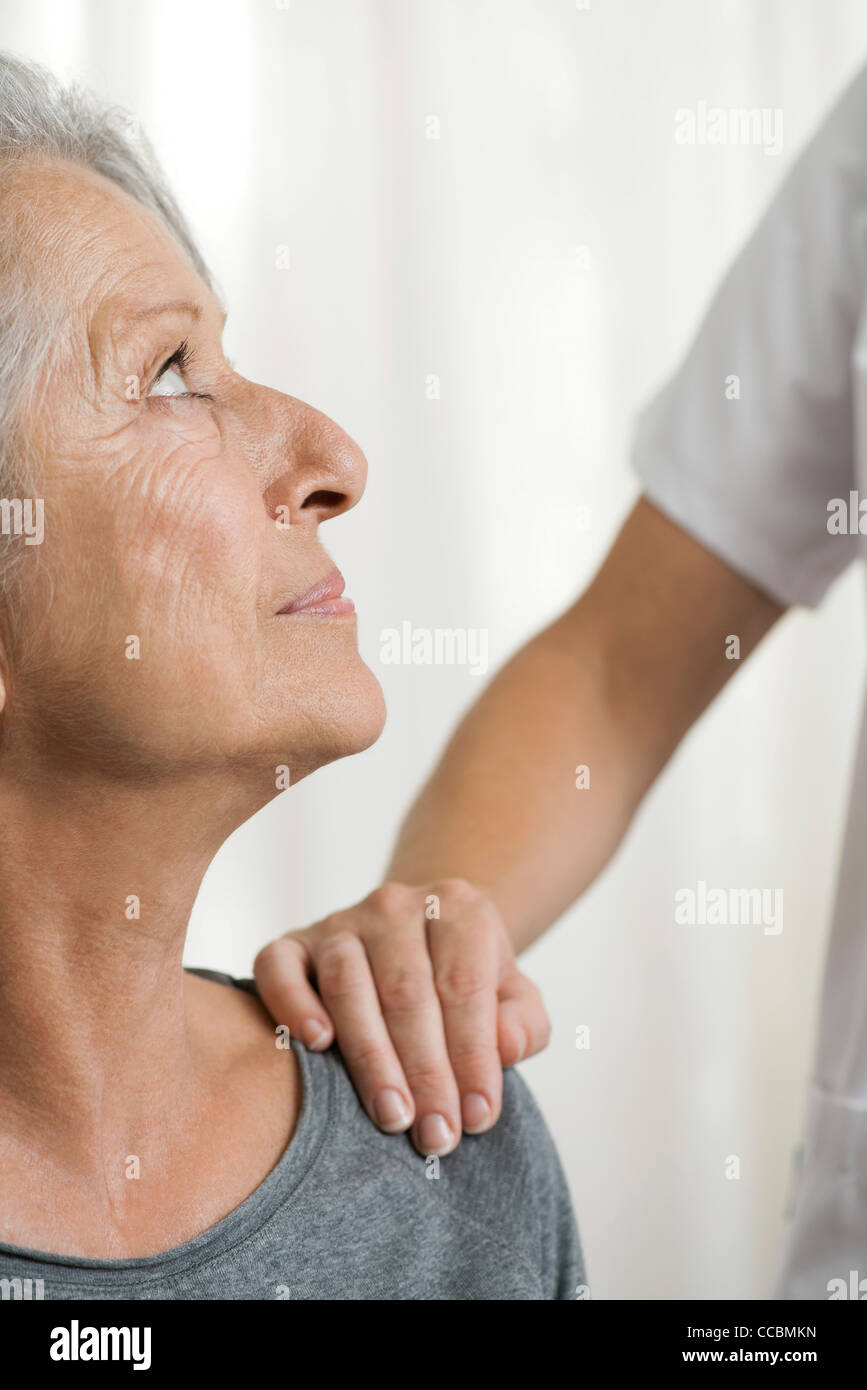 Ältere Frau getröstet von einer anderen Frau, beschnitten Stockfoto