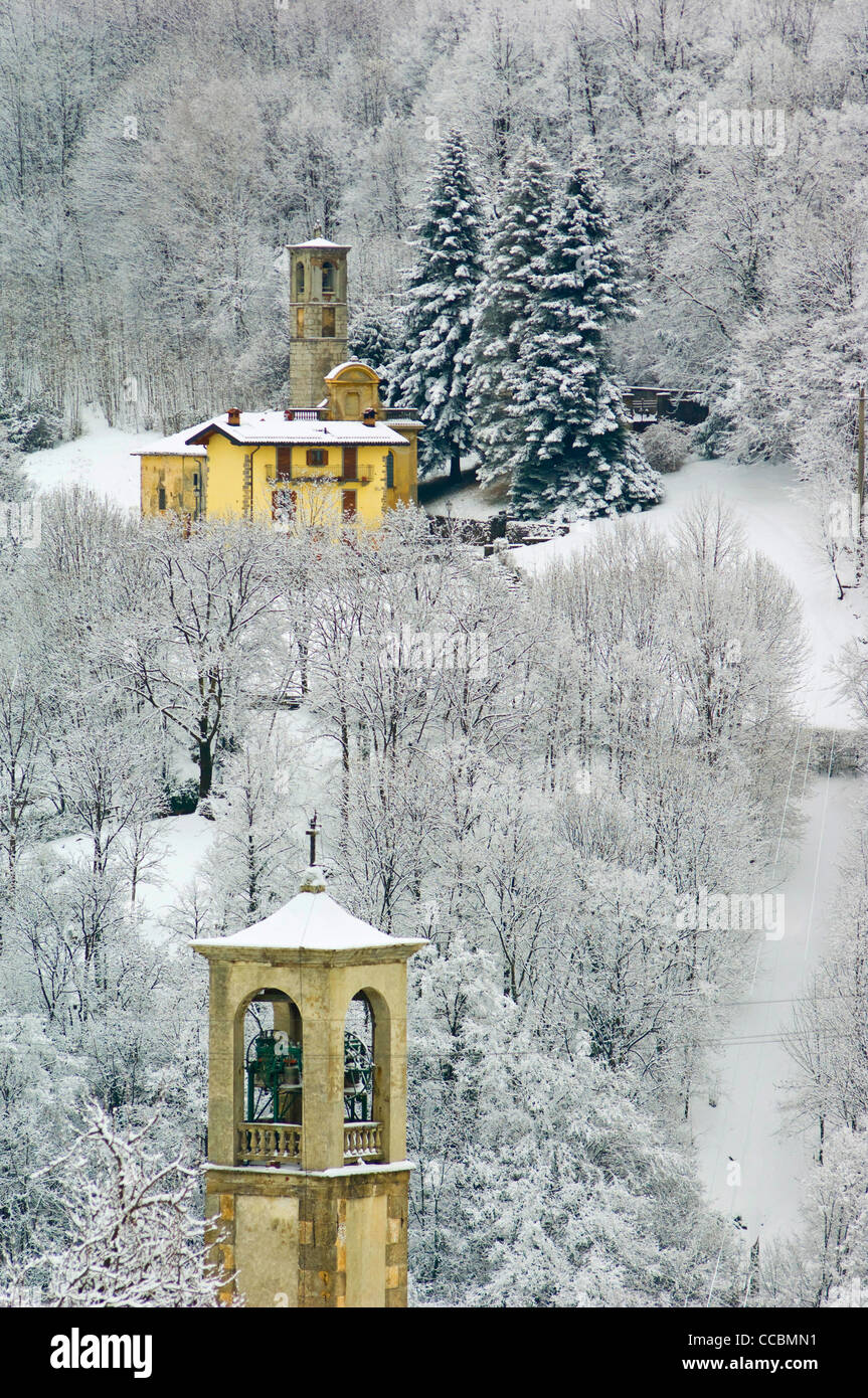 Kirche mit Schnee, Brumano und Burro Burro, Italien Stockfoto