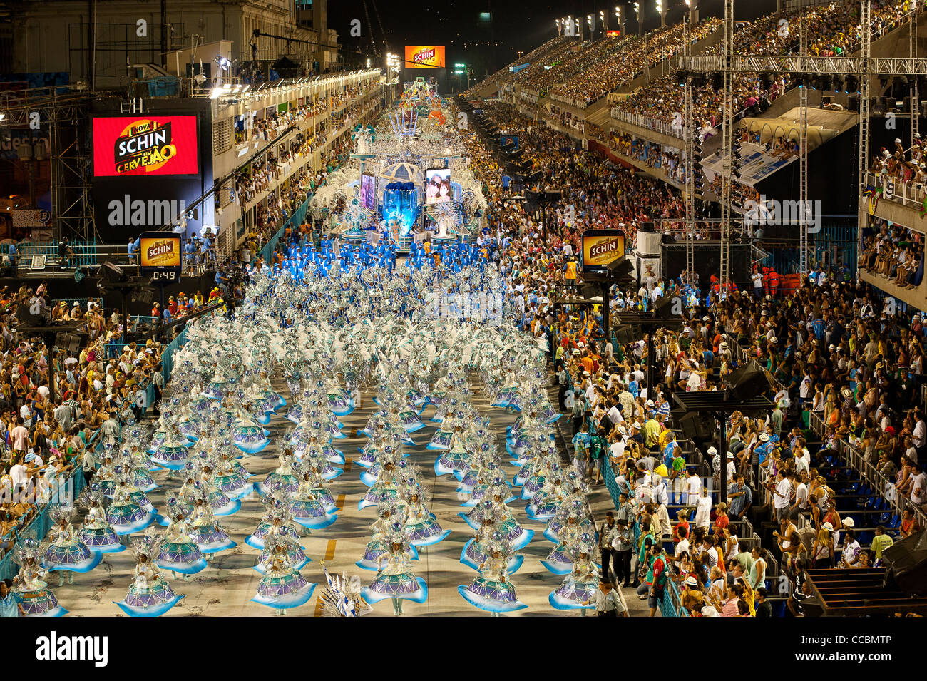 Karnevalsumzug in Sambodromo, ist Rio De Janeiro kulturelle Hauptanzeige, Touristen kamen aus aller Welt um die Show zu sehen. Stockfoto