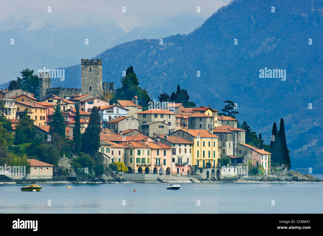 mit Stadtblick, Santa Maria Rezzonico, Italien Stockfotografie - Alamy