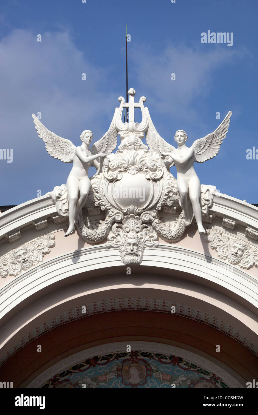 Detail der Skulptur auf die Fassade des The Saigon Opera House oder kommunale Theater-Ho-Chi-Minh-Stadt-Vietnam Stockfoto Detail der Skulptur auf die Fassade des The Saigon Opera House oder kommunale Theater-Ho-Chi-Minh-Stadt-Vietnam Stockfoto