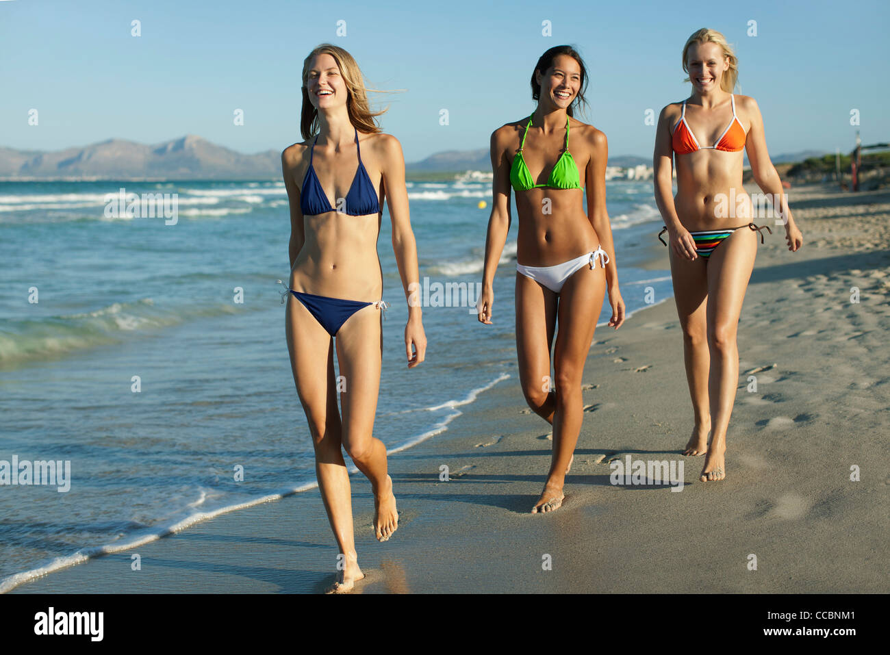Frauen in Bikinis am Strand zu Fuß Stockfotografie - Alamy