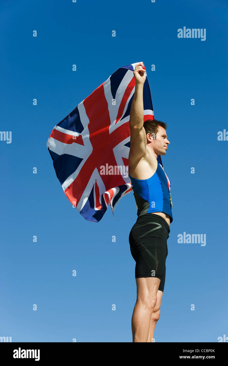Sportler, die britische Fahne hochhalten Stockfoto