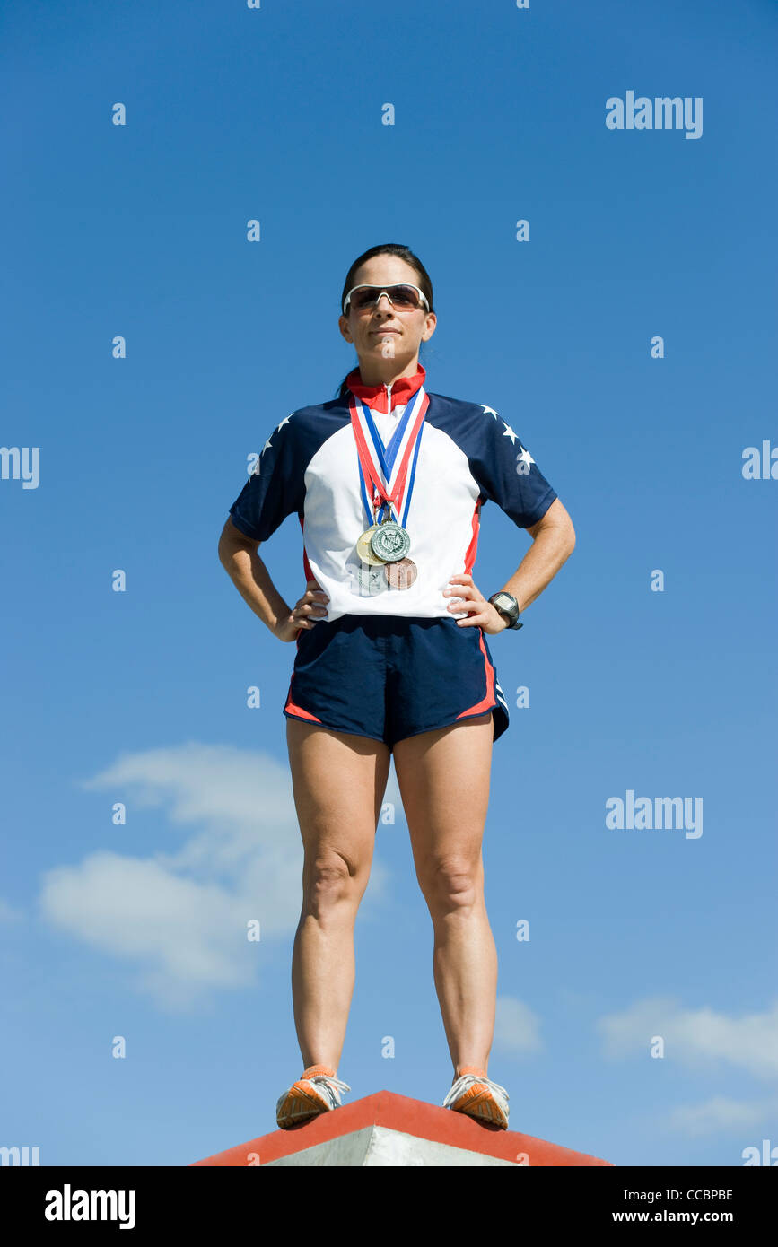 Weibliche Sportler auf dem Siegertreppchen stehen Stockfoto