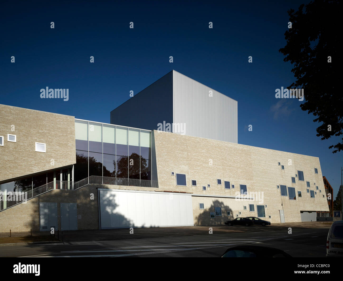Das neue Theater bietet Liegeposition leicht Fassaden mit sandfarbenen Mauerwerk und ein verspieltes Muster der quadratischen Fenster. Aus der Stockfoto