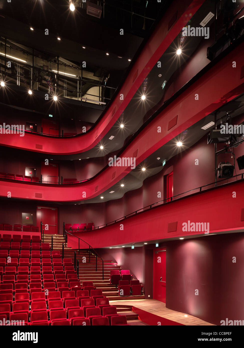 Das neue Theater bietet Liegeposition leicht Fassaden mit sandfarbenen Mauerwerk und ein verspieltes Muster der quadratischen Fenster. Aus der Stockfoto