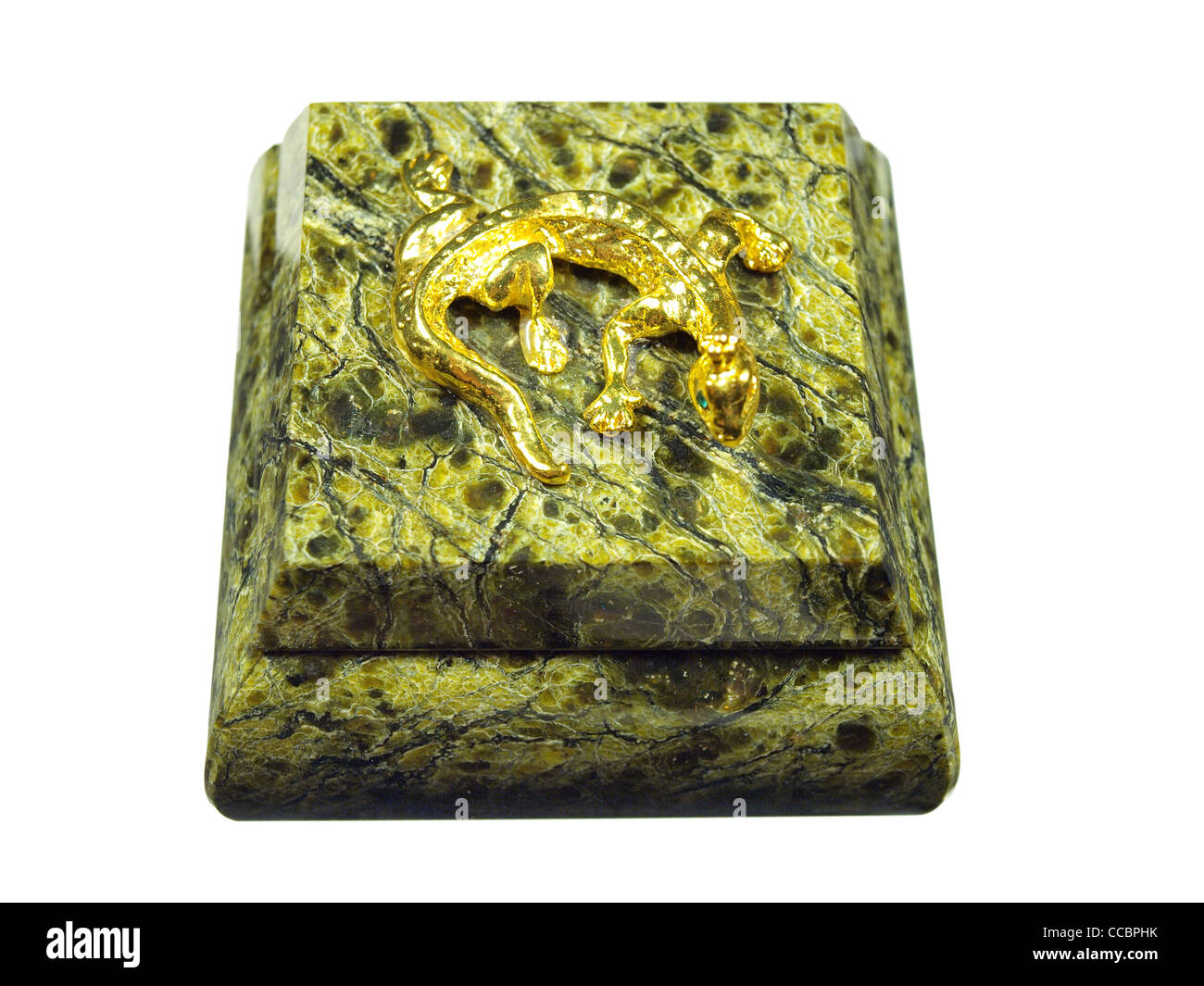 Die Box besteht aus Naturstein mit einem goldenen Schlange auf dem Cover. Stockfoto