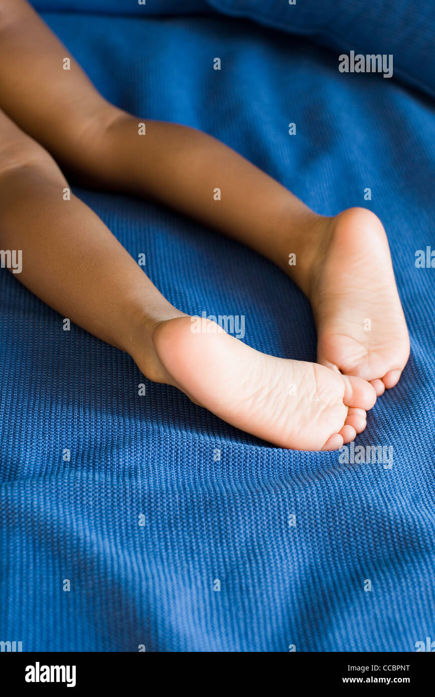 Nackten Beine und Füße des Kindes Stockfoto