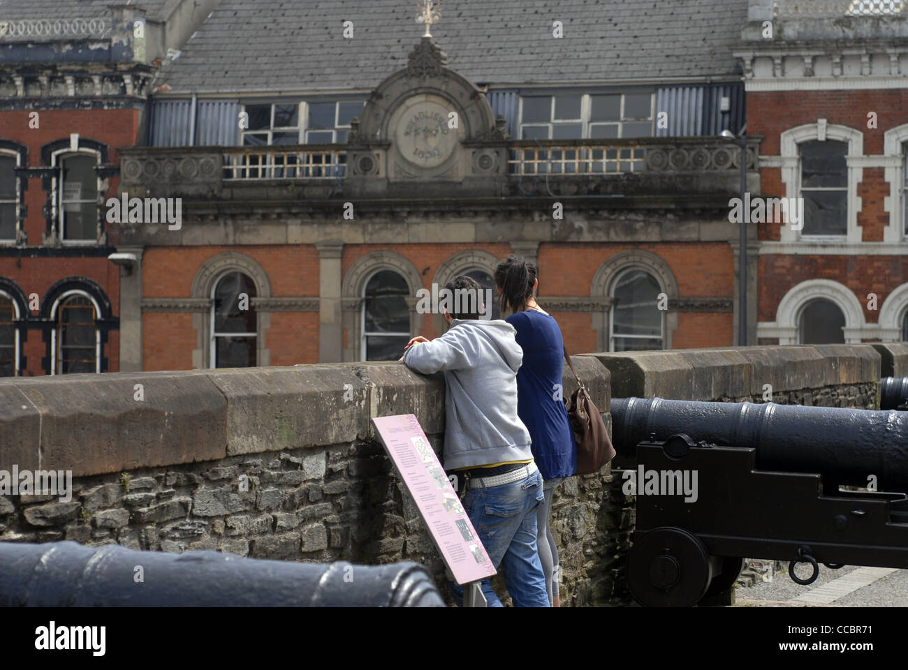 Paar im Nordwesten der Stadtmauer, Derry, Londonderry, County Derry, Ulster, Nordirland, Vereinigtes Königreich, Europa. Stockfoto