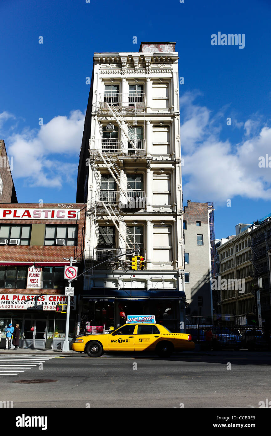 Ein einsamer Wohnhaus steht an der Canal Street in New York City, USA. Stockfoto