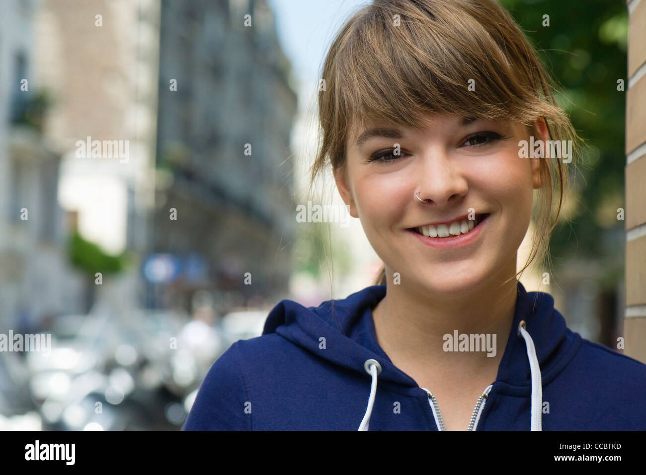 Junge Frau, Lächeln, Porträt Stockfoto