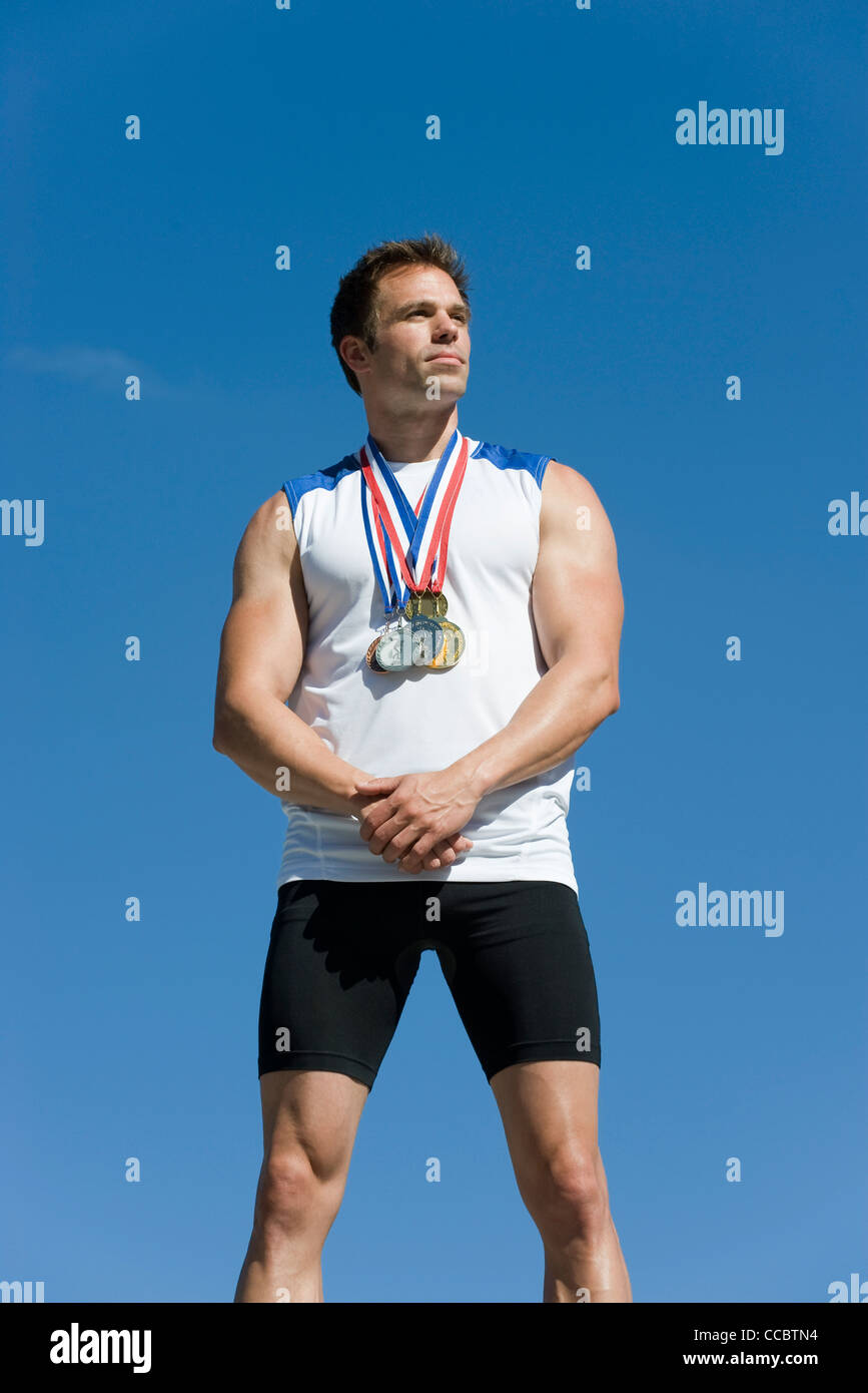 Männlicher Athlet auf Siegertreppchen Stockfoto