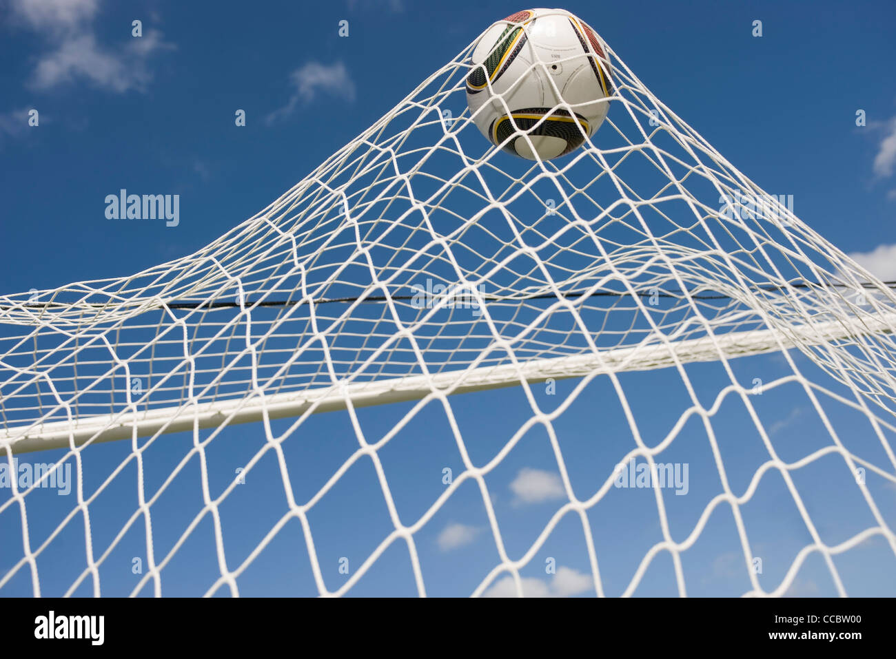 Soccer Ball trifft net Stockfoto