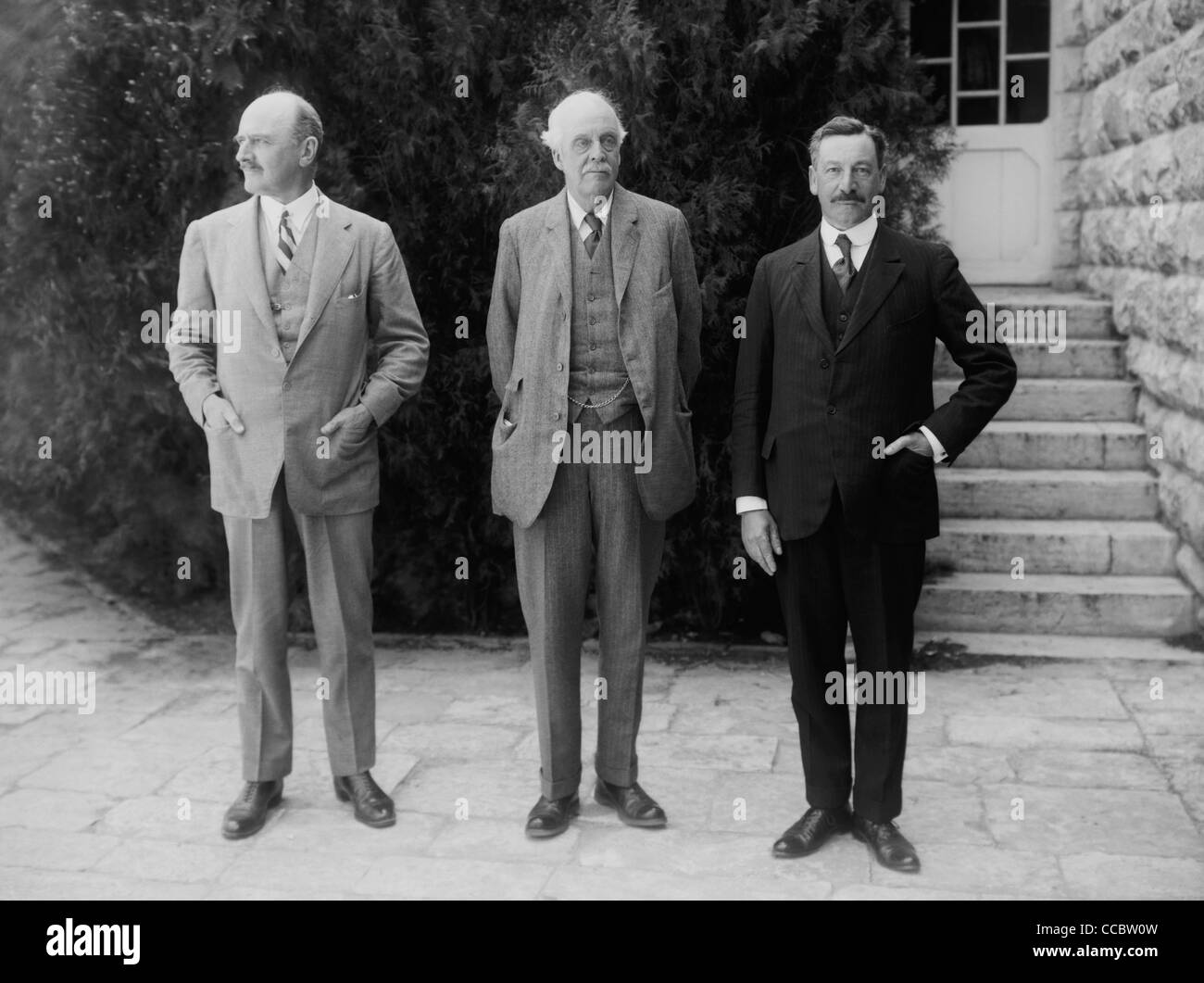 Vintage Foto (von links nach rechts) Viscount Allenby (Feldmarschall Edmund Henry Hynman Allenby, 1. Viscount Allenby), Earl Balfour (Arthur James Balfour, 1. Earl of Balfour) und Sir Herbert Samuel (später, 1. Viscount Samuel zu werden). Stockfoto