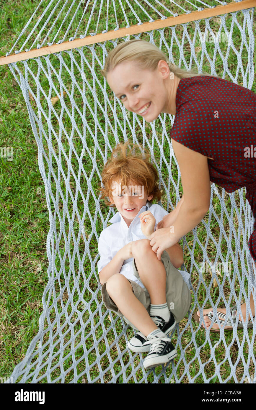 Mutter kitzeln Sohn in Hängematte Stockfoto