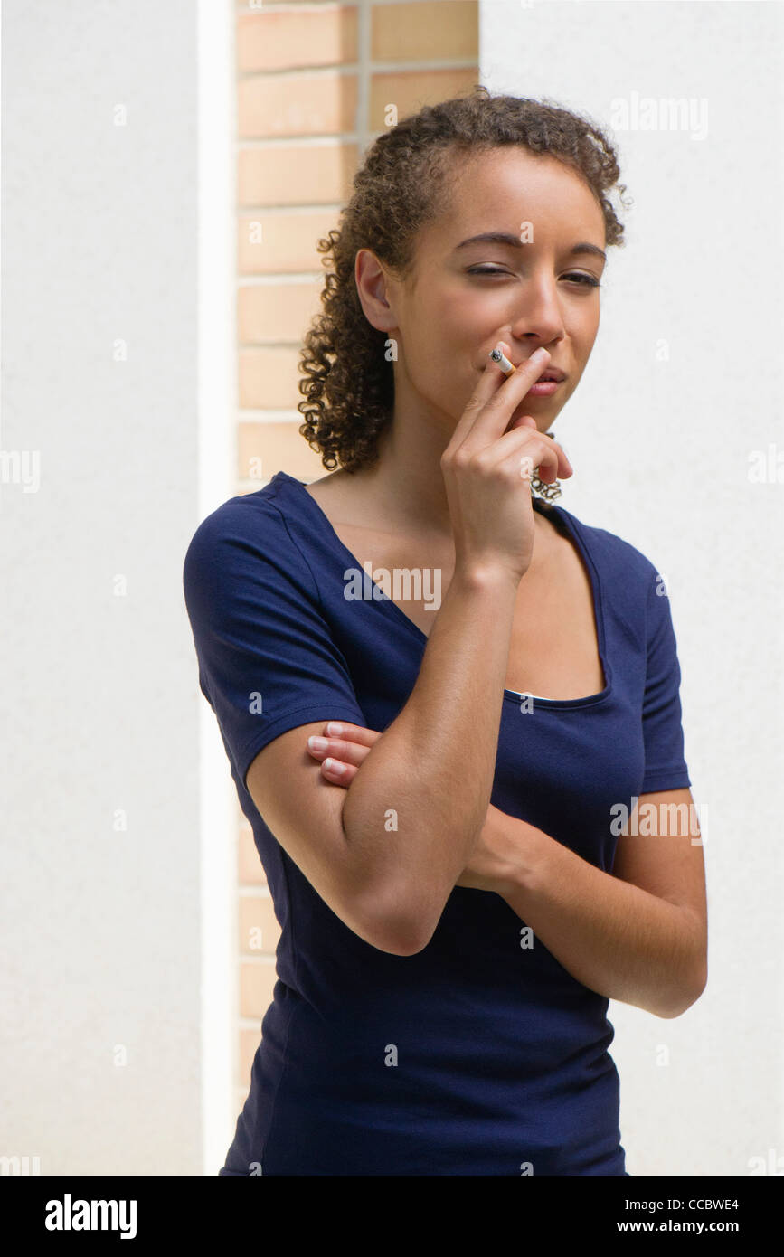 Junge Frau Rauchen Zigarette Stockfoto