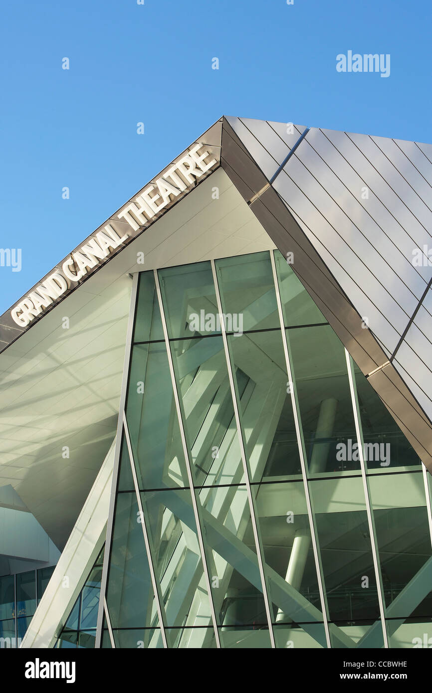 Der Grand Canal Square Theatre und kommerzielle Entwicklung In Dublin verfügt über ein 2.000 Sitzplätzen Performing Arts Centre Stockfoto