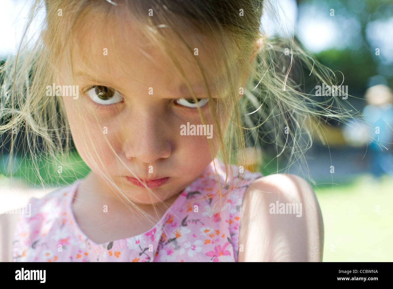 Kleines Mädchen starrte Kamera mit Lippen geschürzt Stockfoto