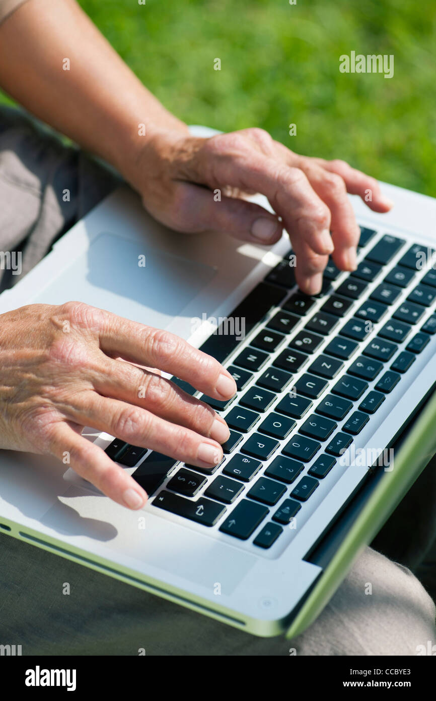 Ältere Frau mit laptop Stockfoto