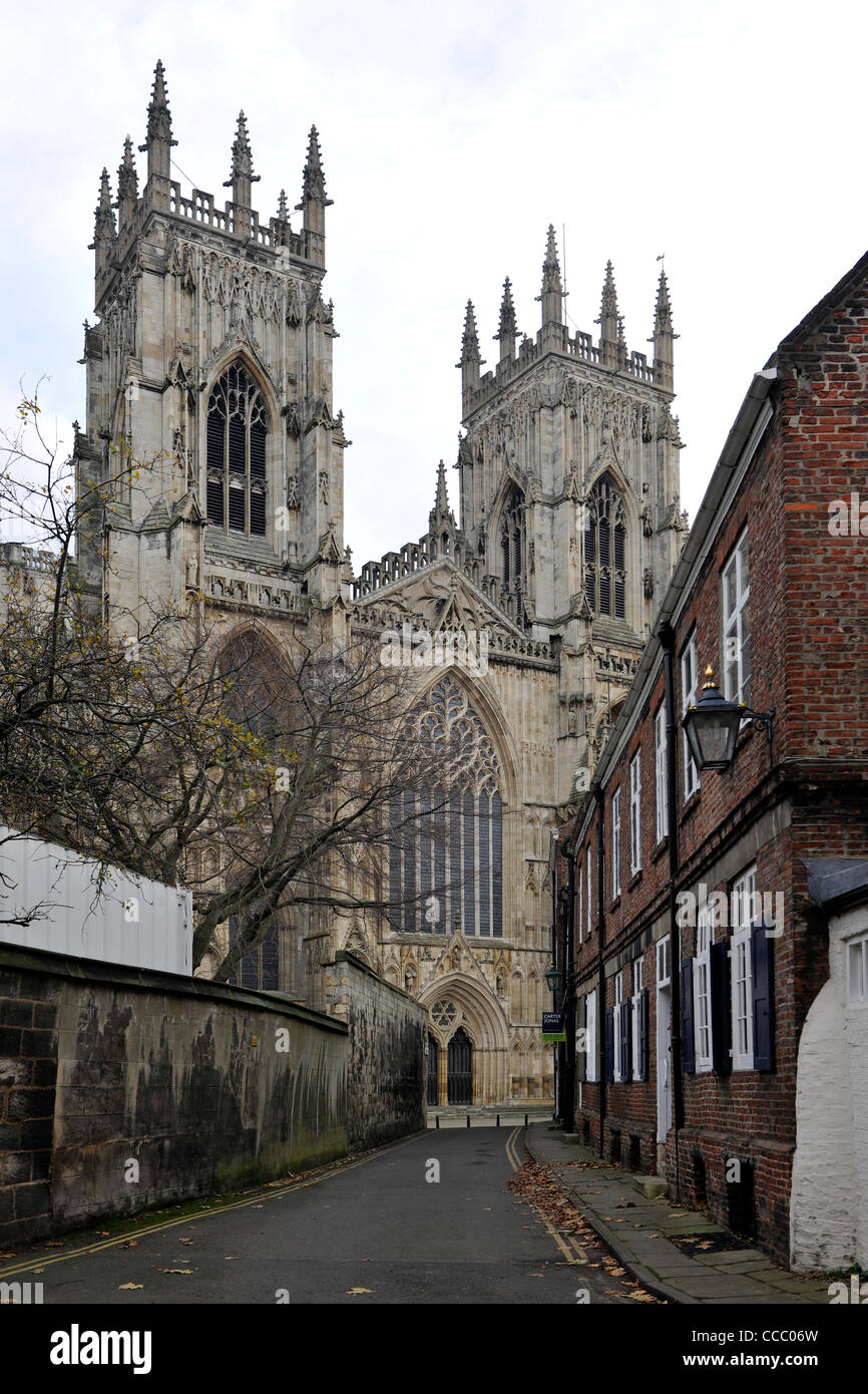 York Minster - Kathedrale und Metropolitan Church of St Peter in York, angesehen vom Vorsänger der Hof Stockfoto