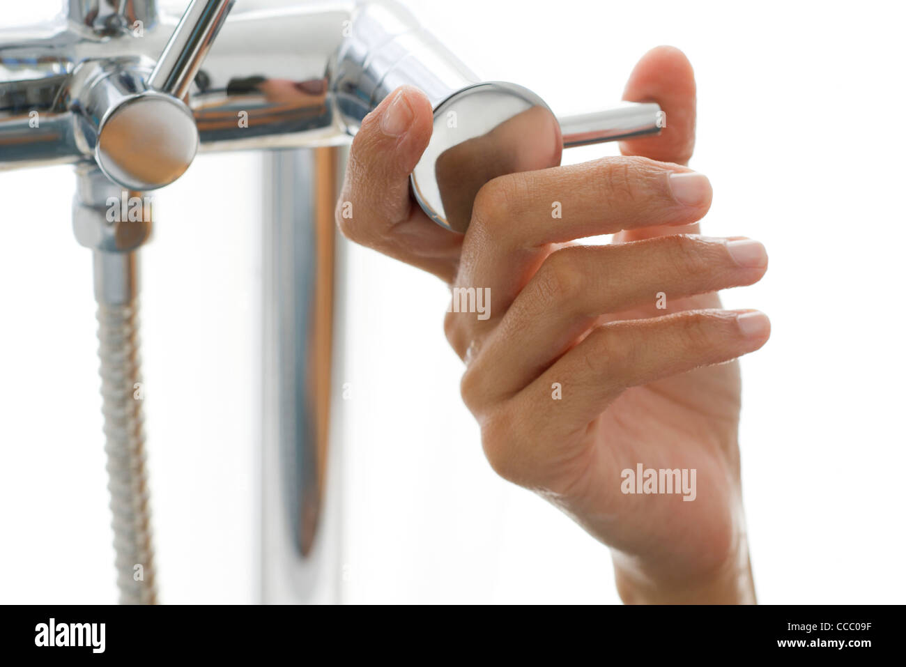 Frau Hand drehen Wasserhahn Stockfoto