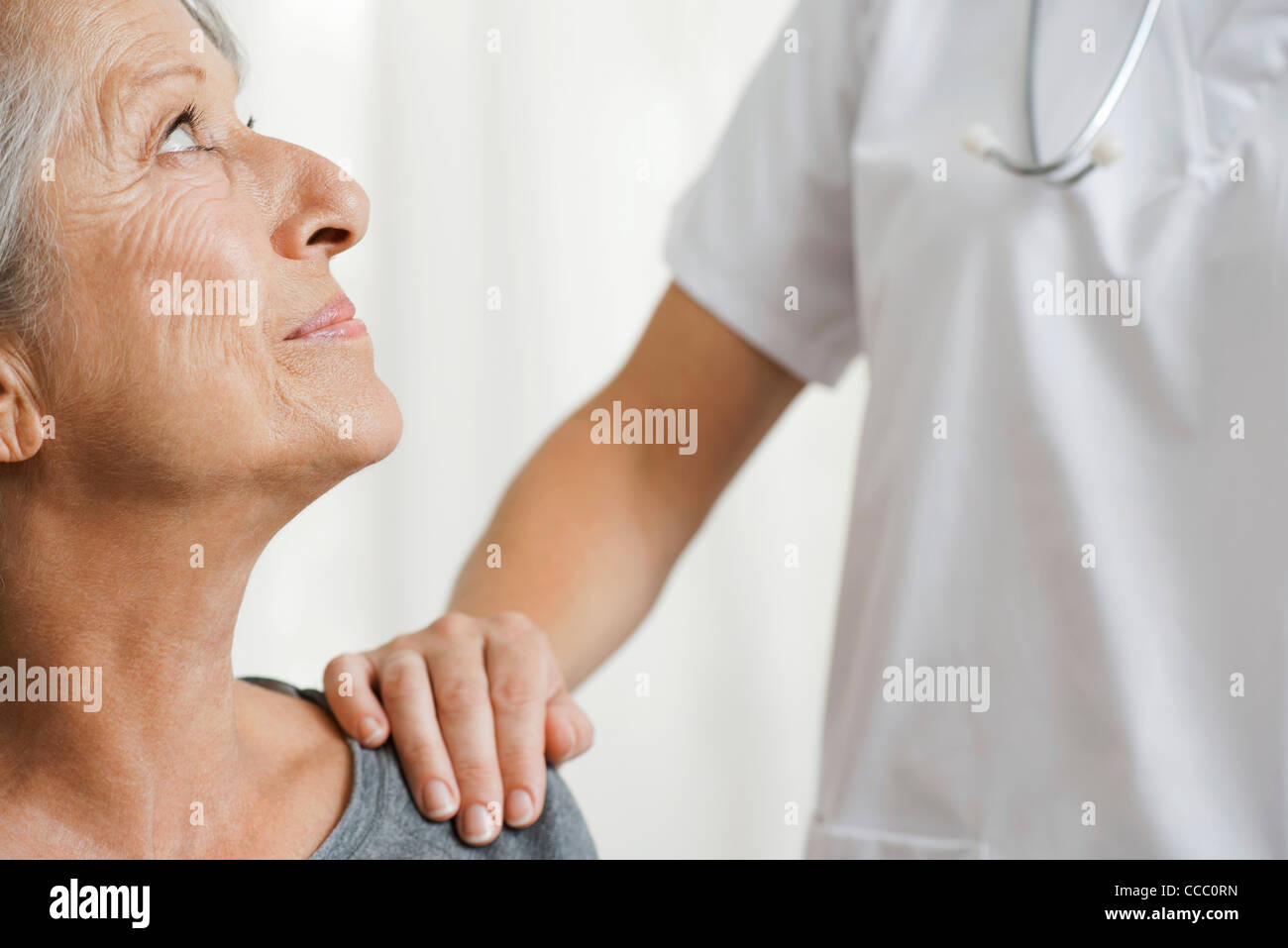 Ältere Frau mit fürsorglicher Arzt, beschnitten Stockfoto
