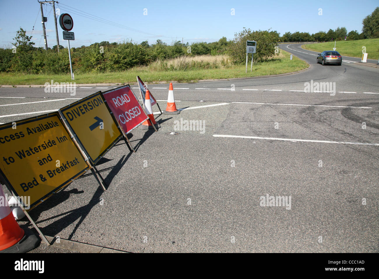 Straße gesperrt Zeichen folgen Umleitung Stockfoto