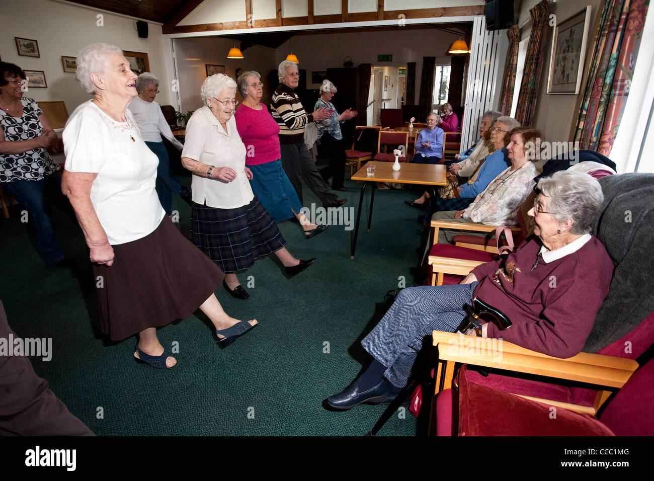 Line-Dance Aktivitäten im social Club für die über 60, Henley, England. Foto: Jeff Gilbert Stockfoto